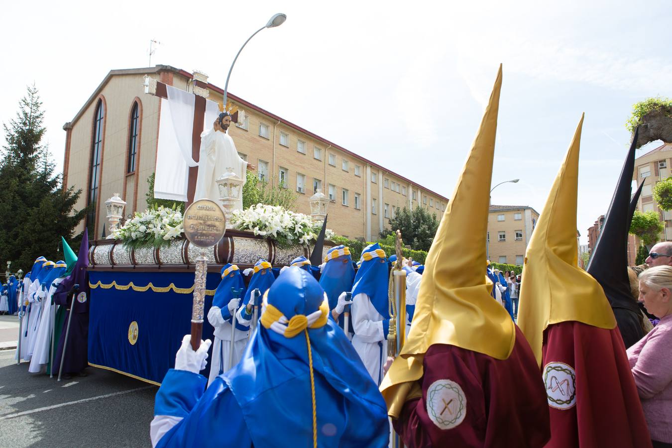 El paso del ‘Santo Cristo resucitado&#039; cierra la Semana Santa (II)