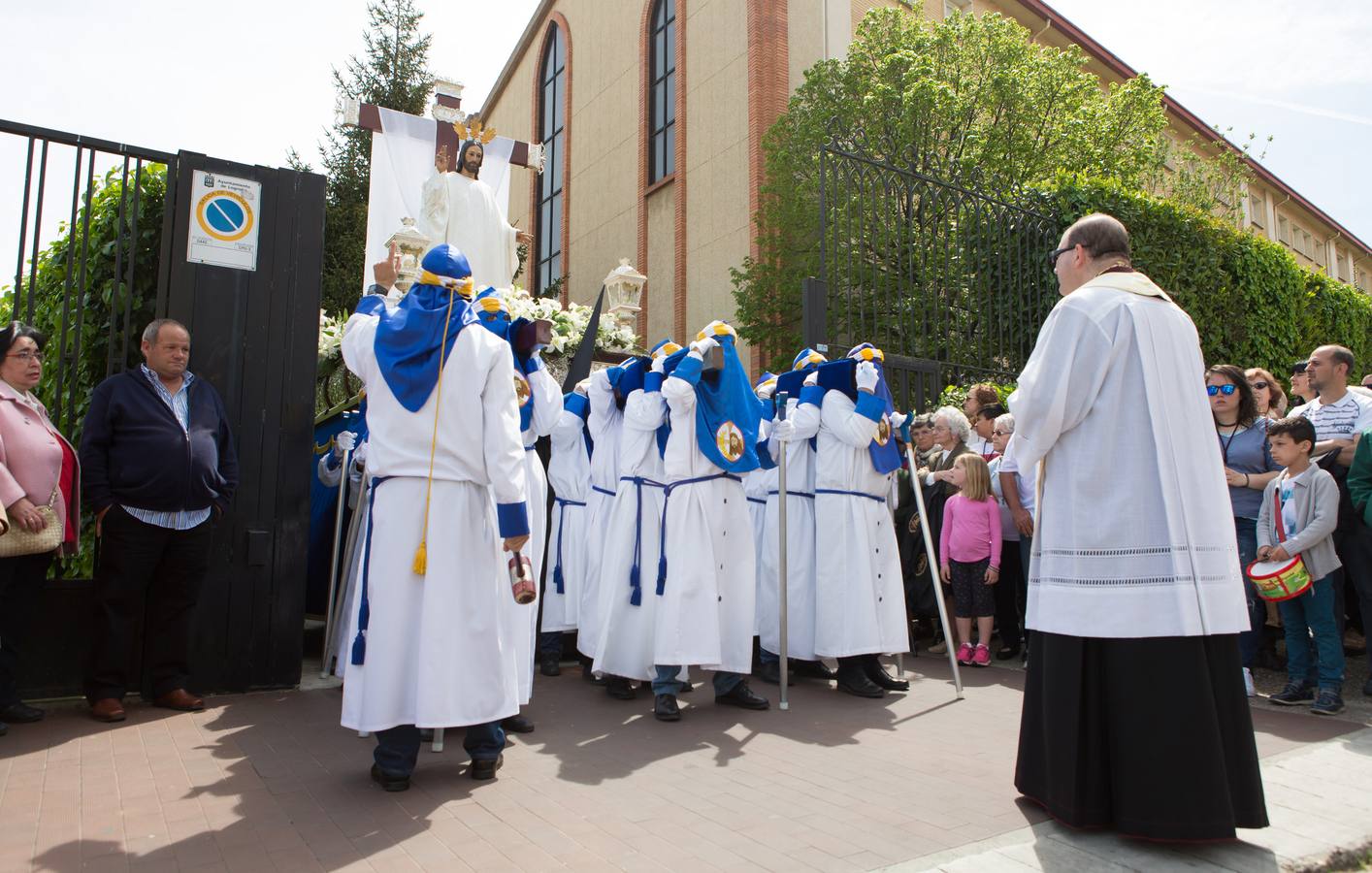 El paso del ‘Santo Cristo resucitado&#039; cierra la Semana Santa (II)