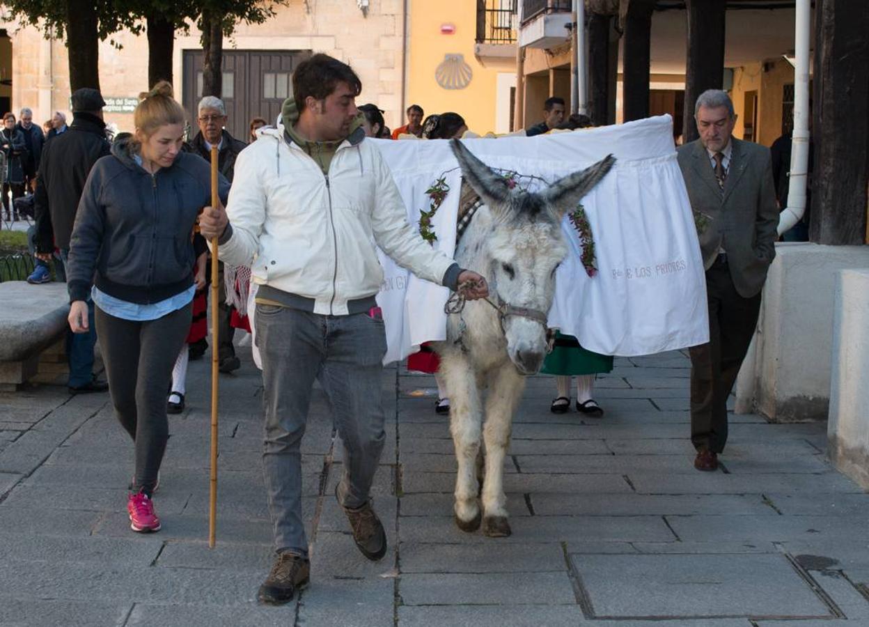 Las doncellas reparten el &#039;pan del Santo&#039; entre los calceatenses