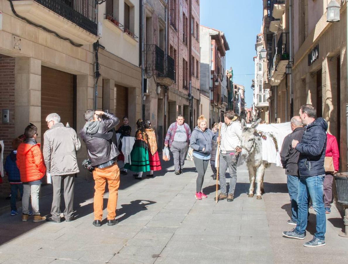 Las doncellas reparten el &#039;pan del Santo&#039; entre los calceatenses