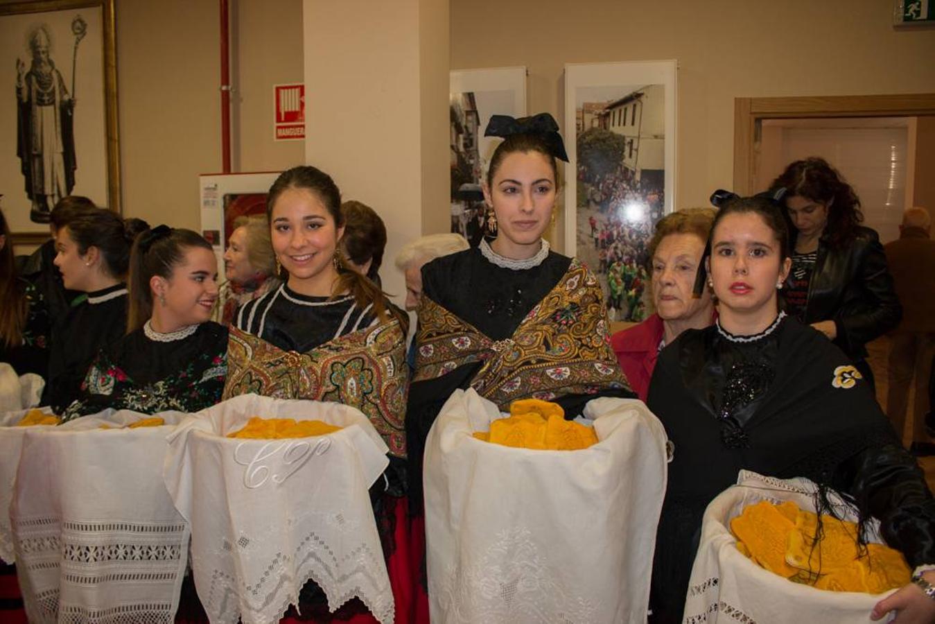 Las doncellas reparten el &#039;pan del Santo&#039; entre los calceatenses