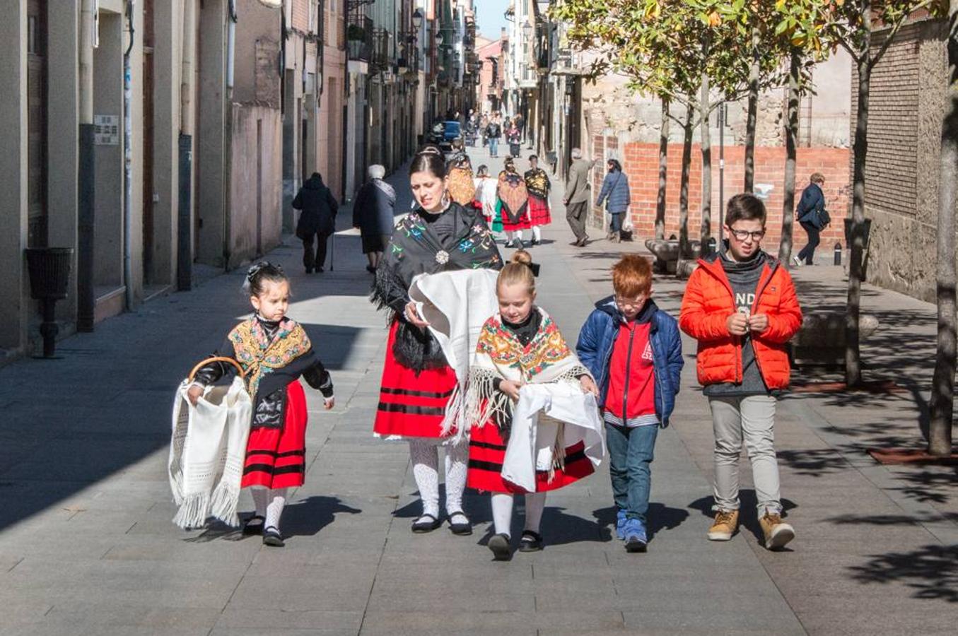 Las doncellas reparten el &#039;pan del Santo&#039; entre los calceatenses