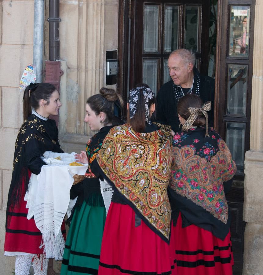 Las doncellas reparten el &#039;pan del Santo&#039; entre los calceatenses