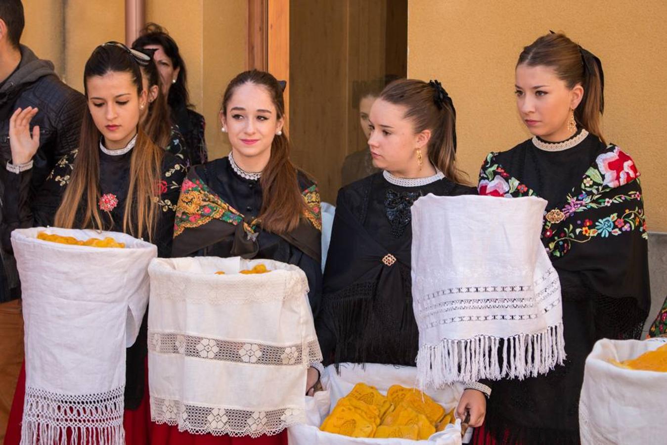 Las doncellas reparten el &#039;pan del Santo&#039; entre los calceatenses