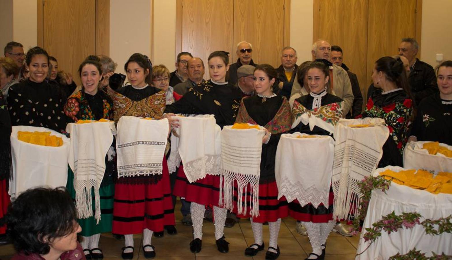 Las doncellas reparten el &#039;pan del Santo&#039; entre los calceatenses