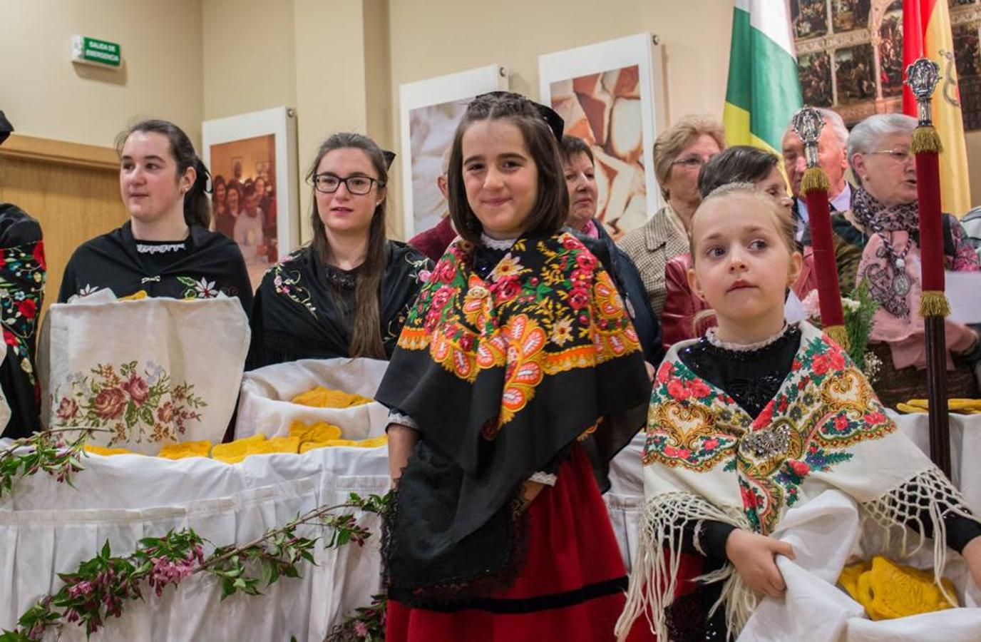 Las doncellas reparten el &#039;pan del Santo&#039; entre los calceatenses