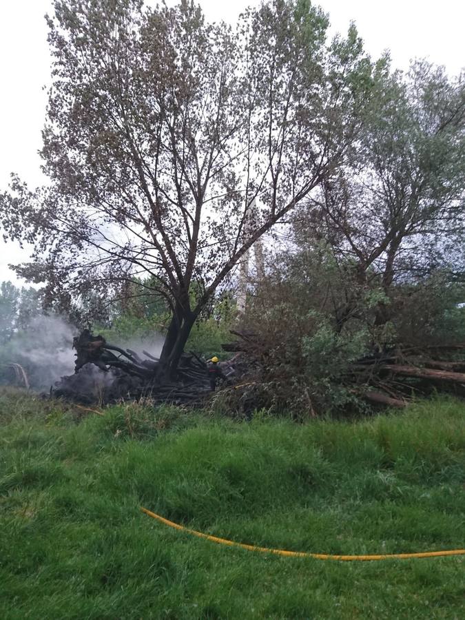 La actuación de los bomberos en el Parque del Iregua y el del Ebro para extinguir los incendios