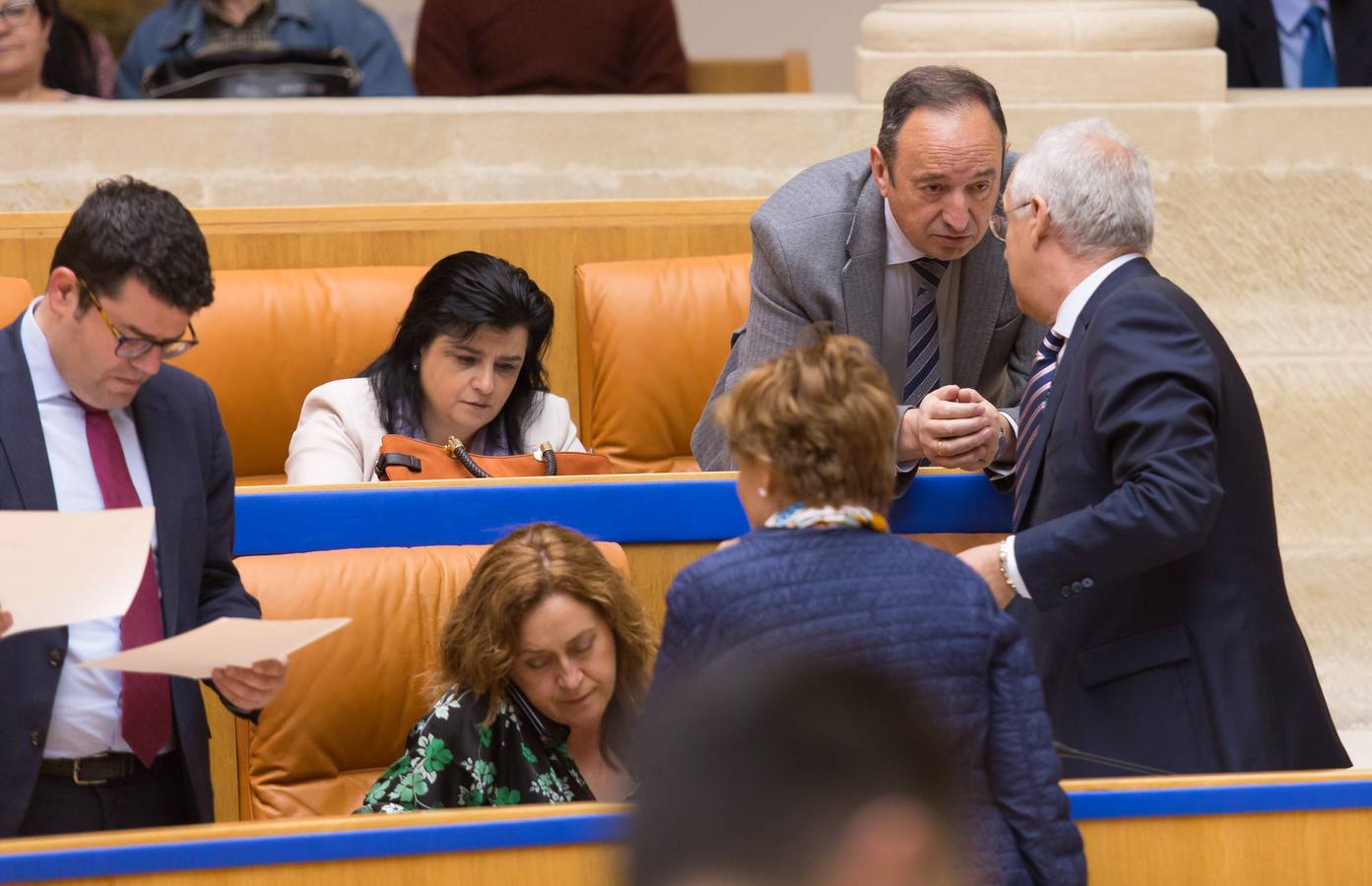 Los gestos de la sesión del Pleno del Parlamento