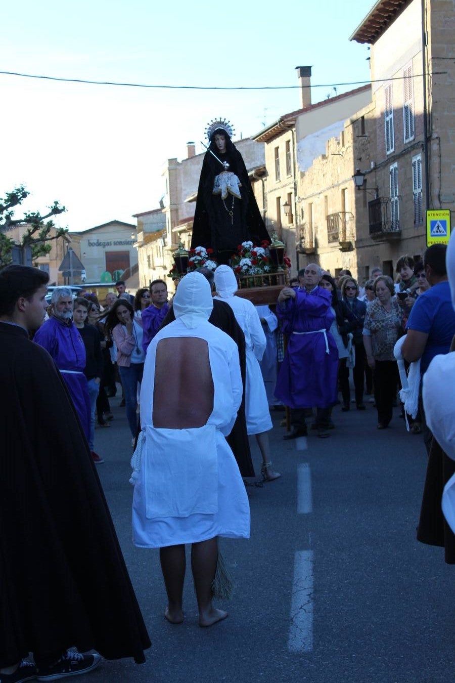 Los picaos cumplen penitencia en San Vicente en la Cruz de mayo