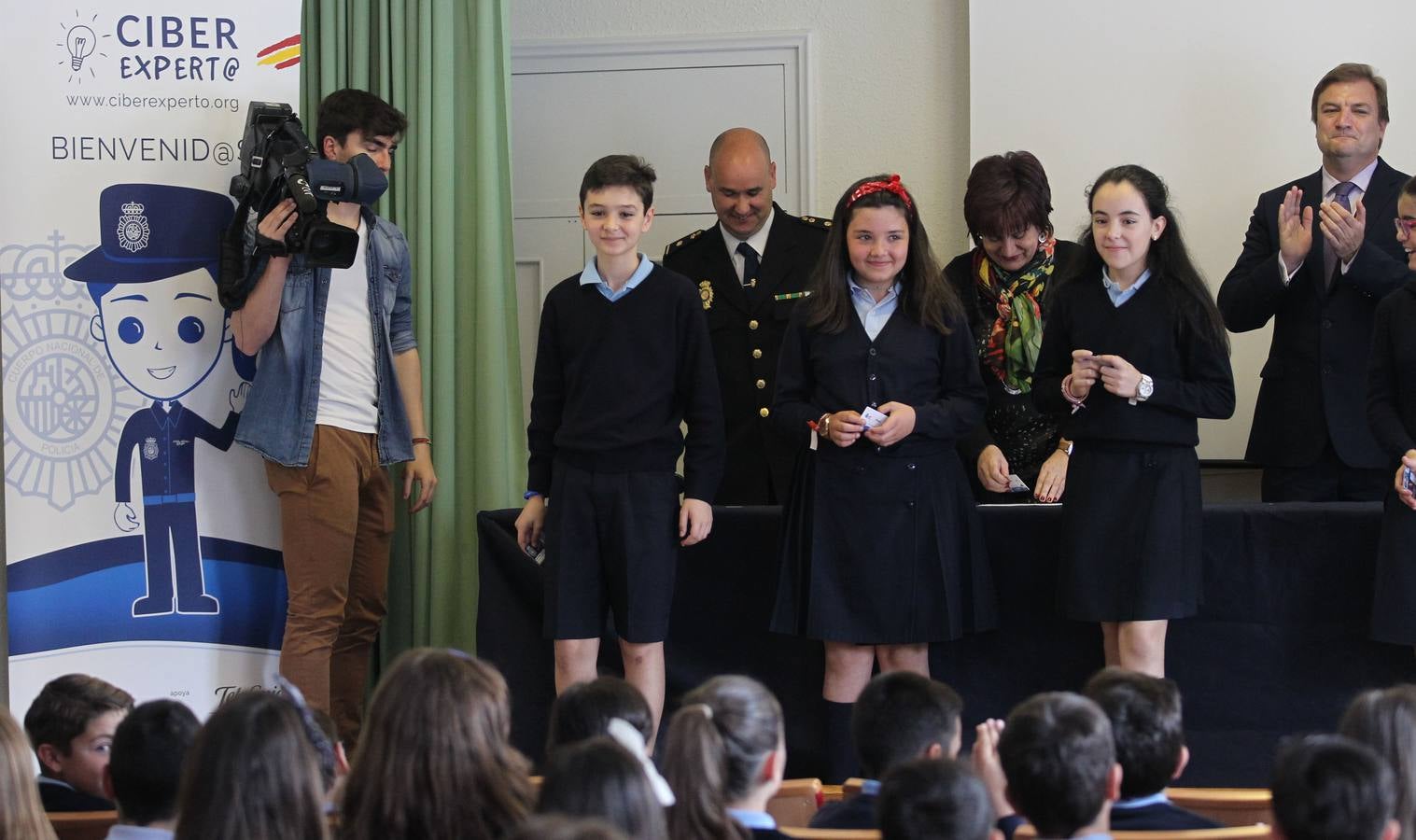 Entrega de carnés del programa &#039;Ciberexpert@s&#039;, del Cuerpo Nacional de Policía, en el colegio de Escolapias