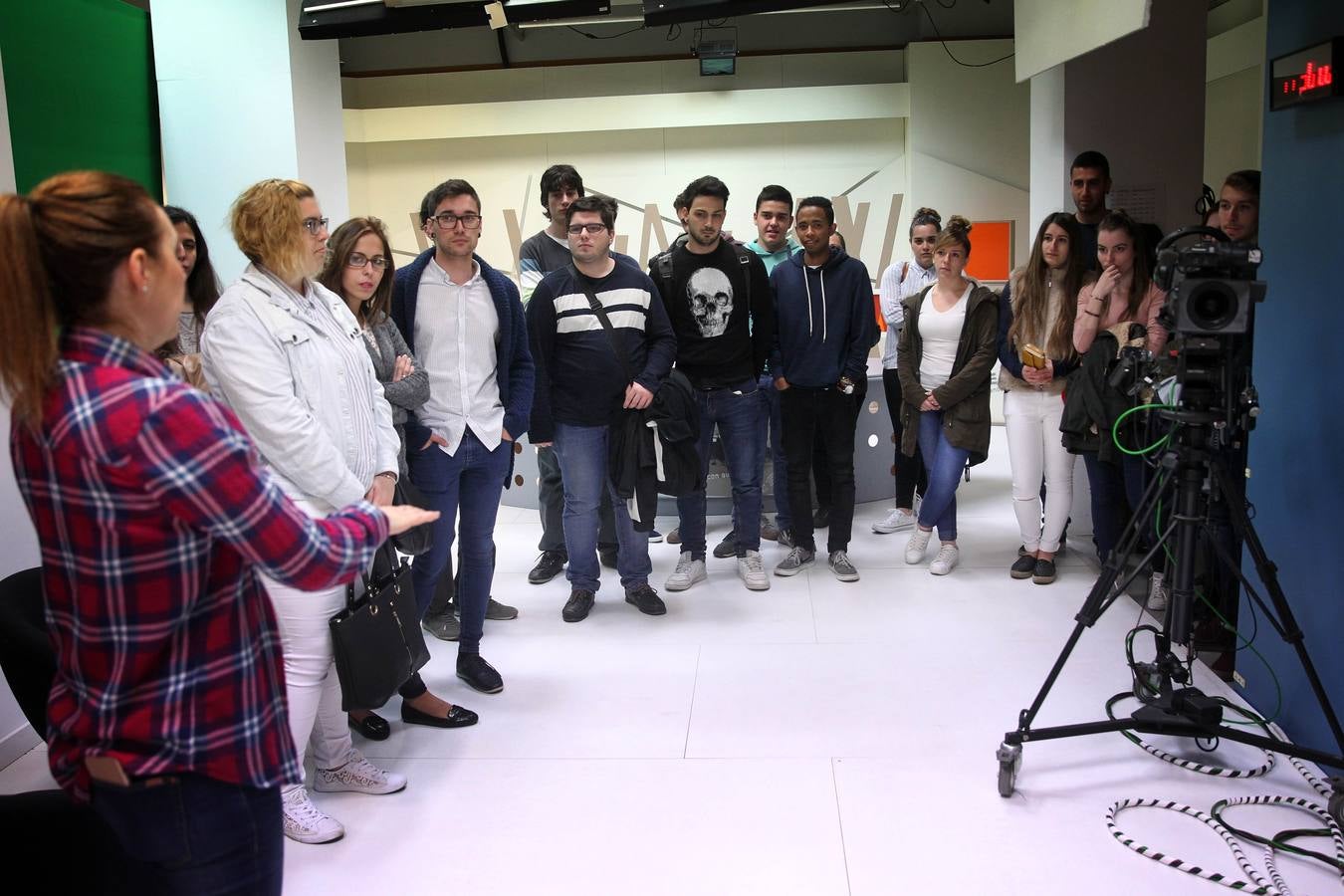 Alumnos de 1º de Grado Superior de Administración y Finanzas del Ies Comercio visitan la multimedia de Diario LA RIOJA