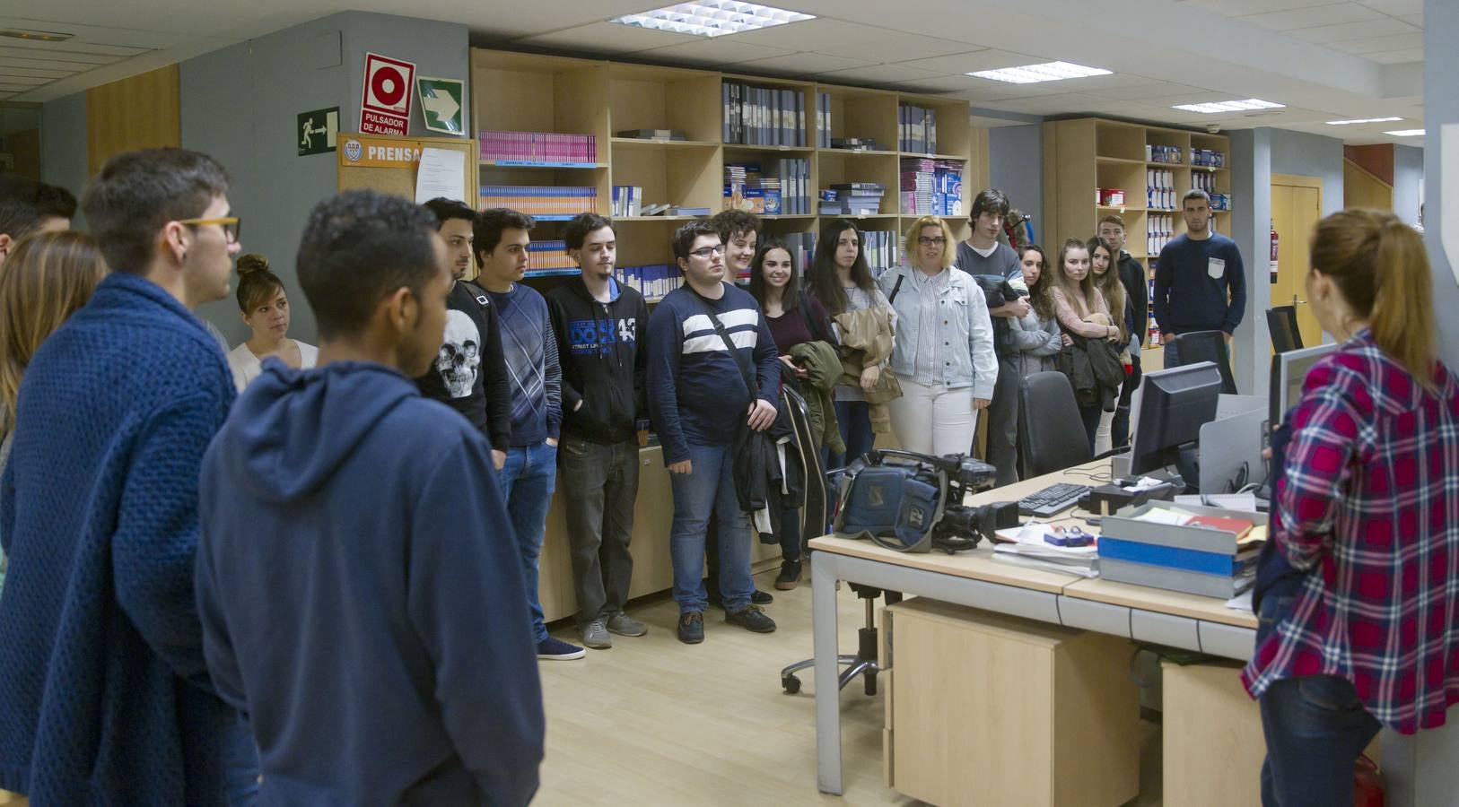 Alumnos de 1º de Grado Superior de Administración y Finanzas del Ies Comercio visitan la multimedia de Diario LA RIOJA