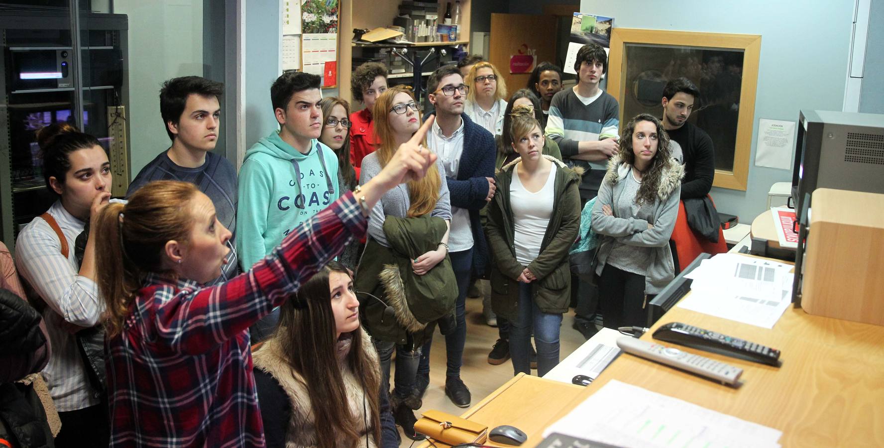 Alumnos de 1º de Grado Superior de Administración y Finanzas del Ies Comercio visitan la multimedia de Diario LA RIOJA