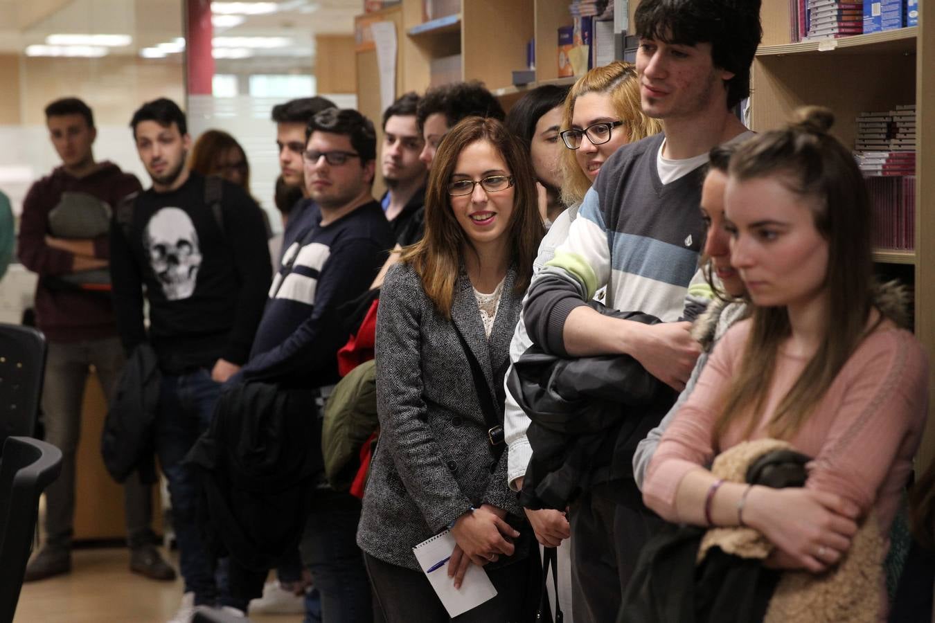 Alumnos de 1º de Grado Superior de Administración y Finanzas del Ies Comercio visitan la multimedia de Diario LA RIOJA