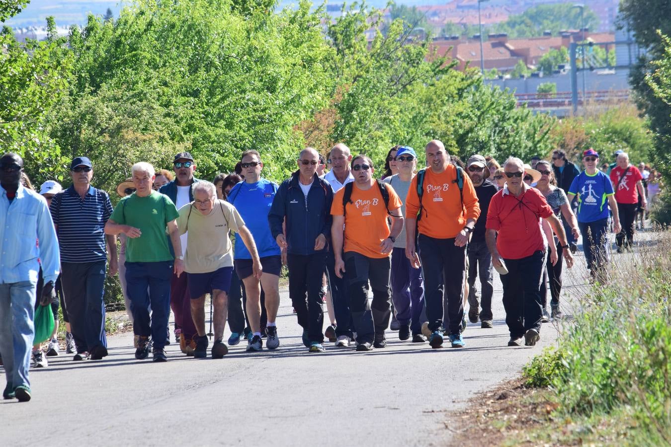 Más de mil personas en el tercer paseo saludable