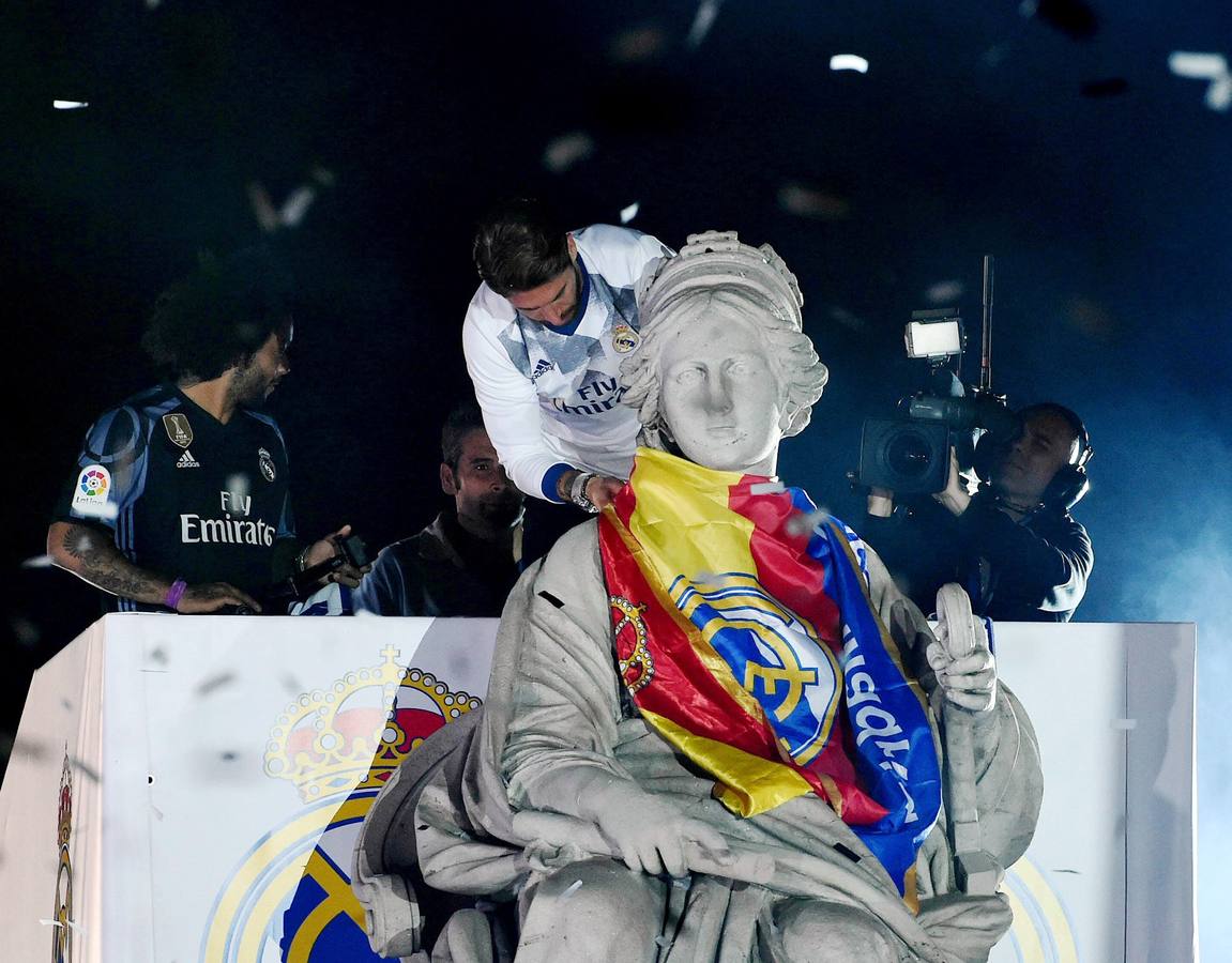 El Real Madrid celebra su 33ª Liga en Cibeles