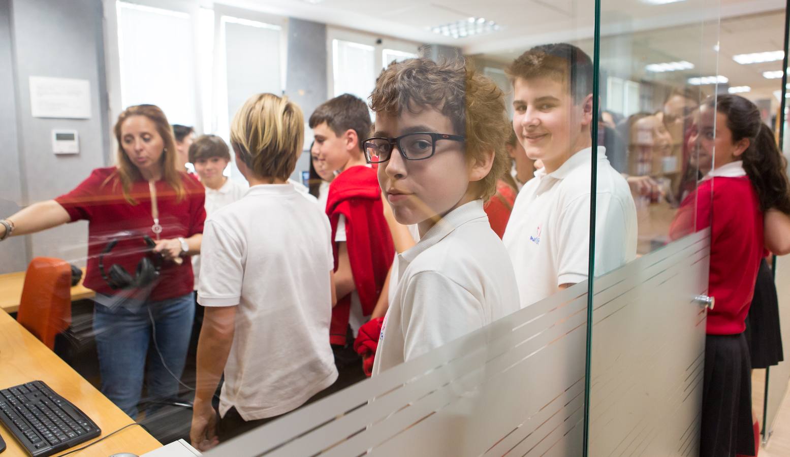 Los alumnos de 1º C de la ESO del colegio logroñés Maristas visitan la multimedia de Diario LA RIOJA