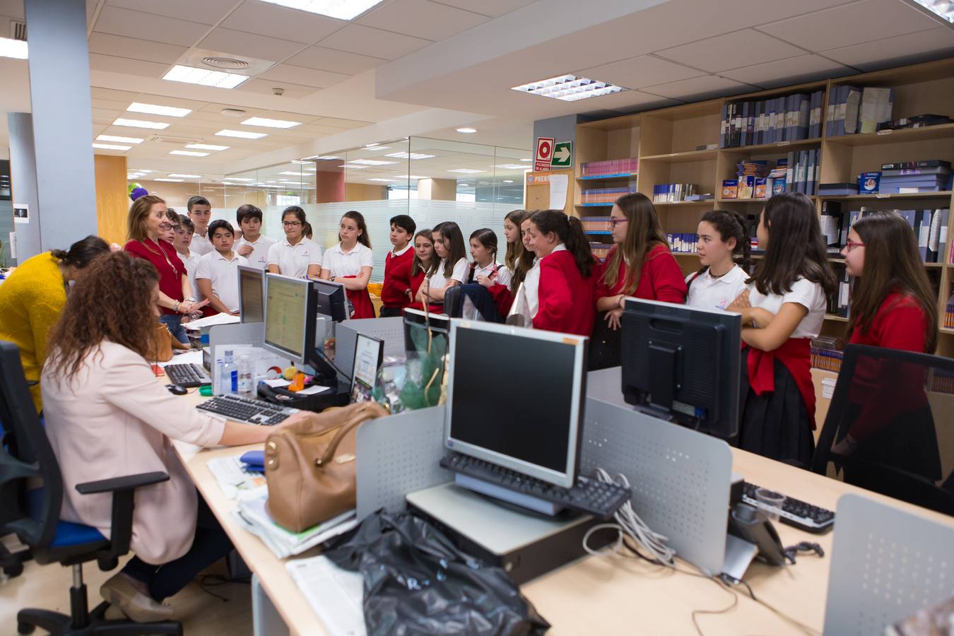 Los alumnos de 1º C de la ESO del colegio logroñés Maristas visitan la multimedia de Diario LA RIOJA