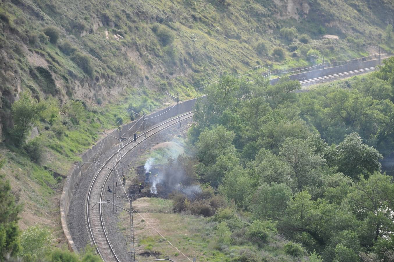 Una locomotora provoca un incendio en Gimileo