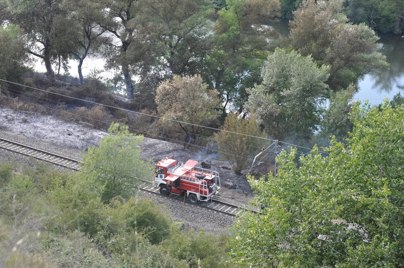 Una locomotora provoca un incendio en Gimileo