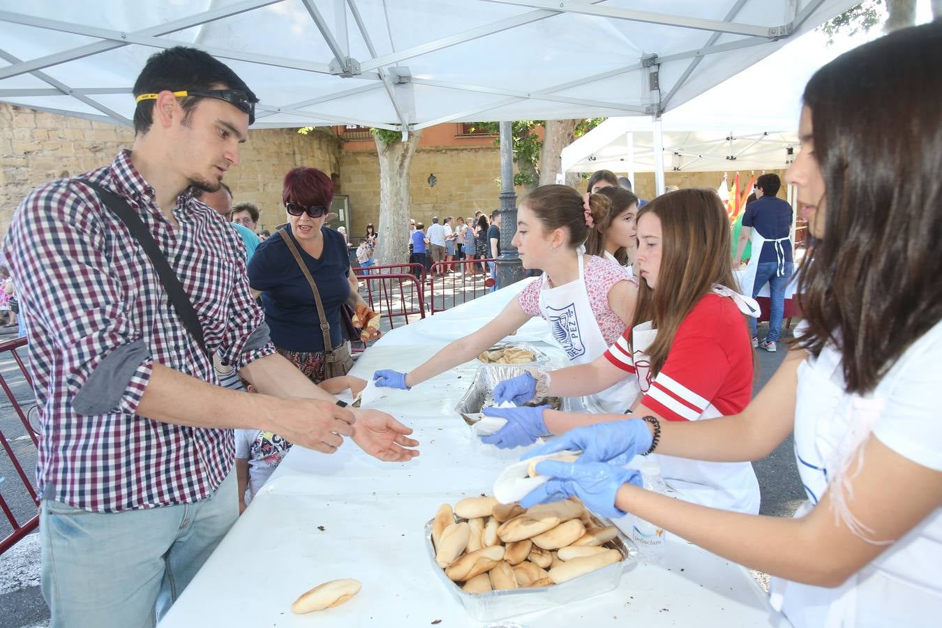 San Bernabé 2017: reparto del pez (1)