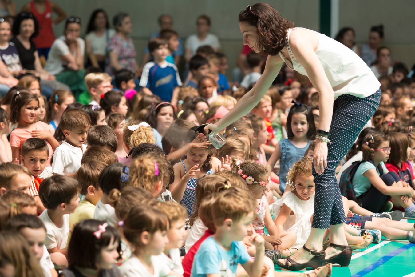 Alumnos, padres y profesores del CEIP Las Gaunas Logroño disfruta de un espectaculo circense protagonizado por escolares del centro