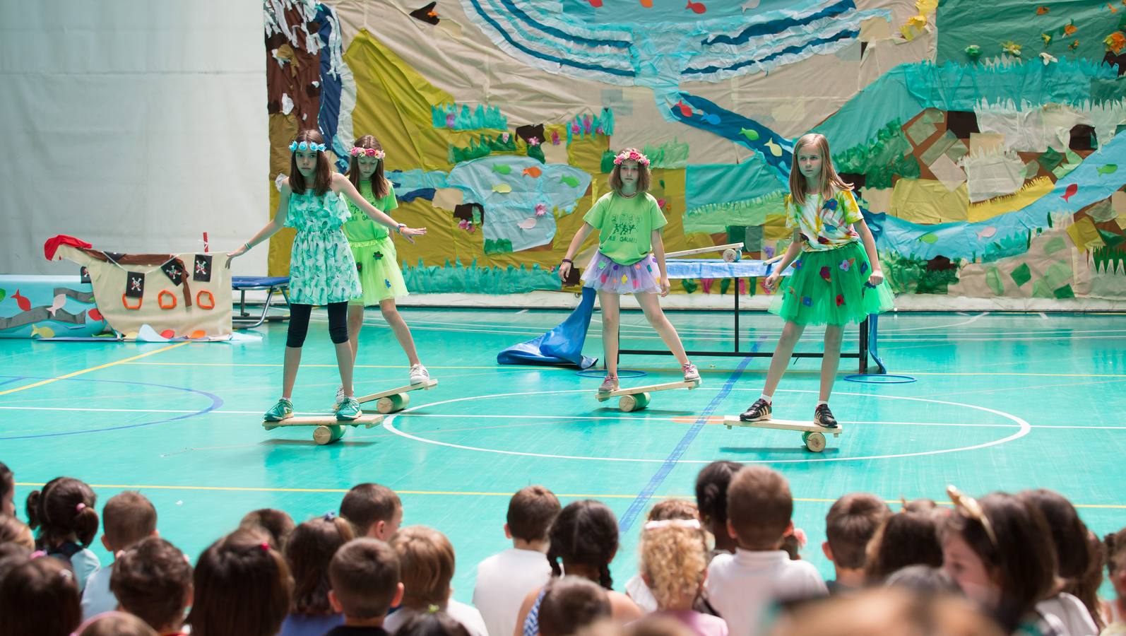 Alumnos, padres y profesores del CEIP Las Gaunas Logroño disfruta de un espectaculo circense protagonizado por escolares del centro