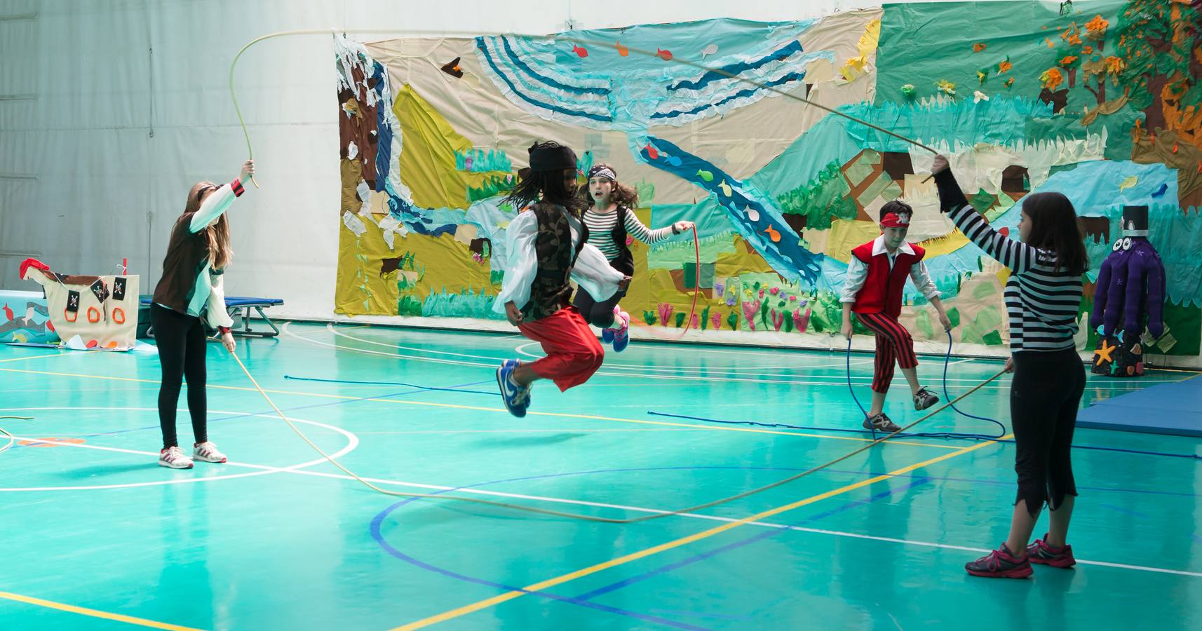 Alumnos, padres y profesores del CEIP Las Gaunas Logroño disfruta de un espectaculo circense protagonizado por escolares del centro