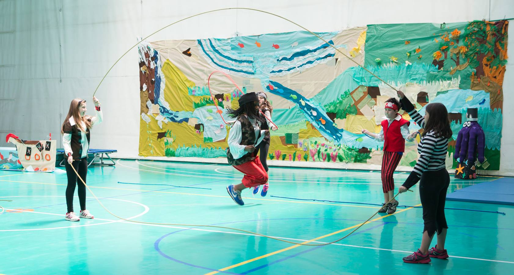 Alumnos, padres y profesores del CEIP Las Gaunas Logroño disfruta de un espectaculo circense protagonizado por escolares del centro