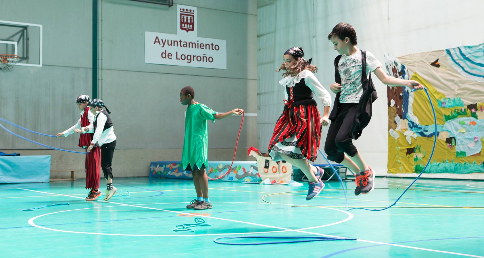 Alumnos, padres y profesores del CEIP Las Gaunas Logroño disfruta de un espectaculo circense protagonizado por escolares del centro