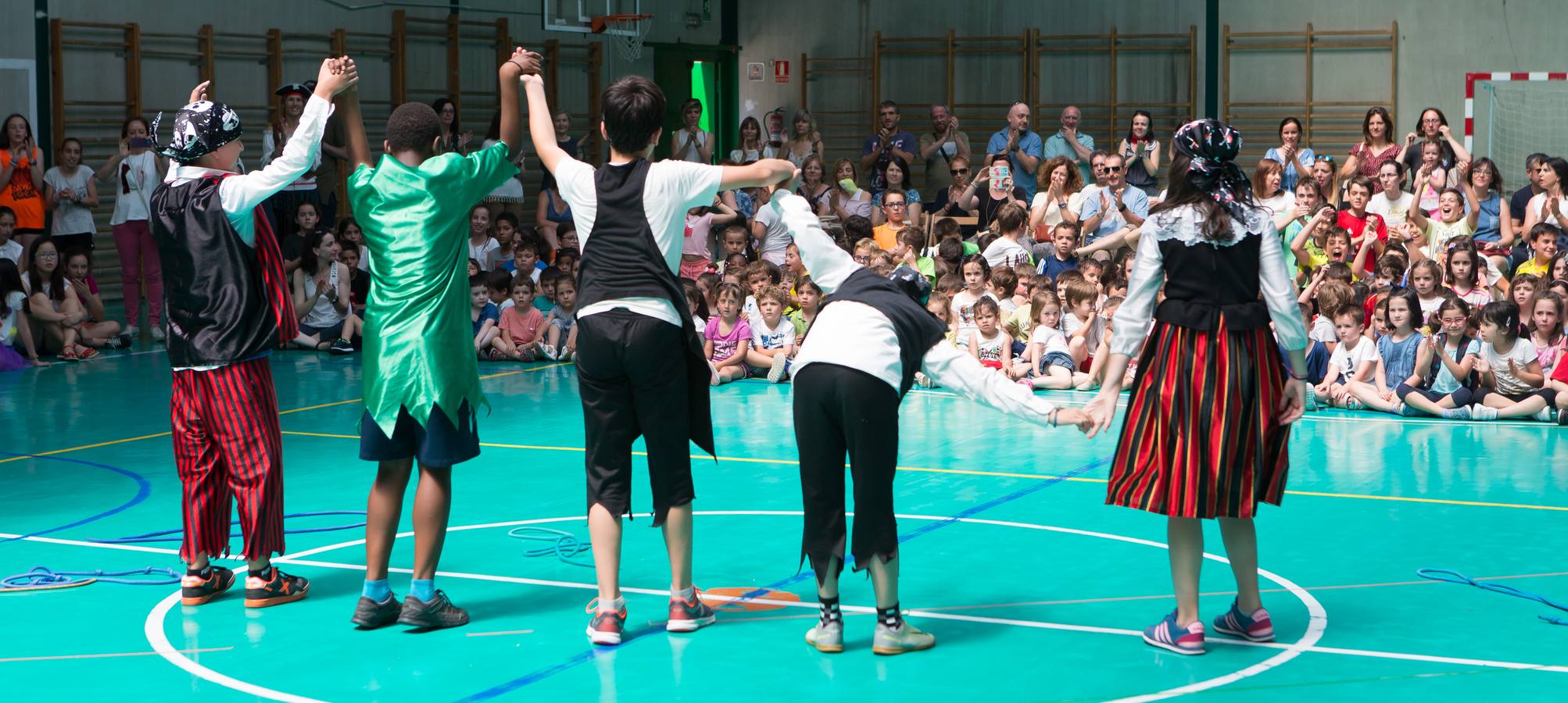 Alumnos, padres y profesores del CEIP Las Gaunas Logroño disfruta de un espectaculo circense protagonizado por escolares del centro