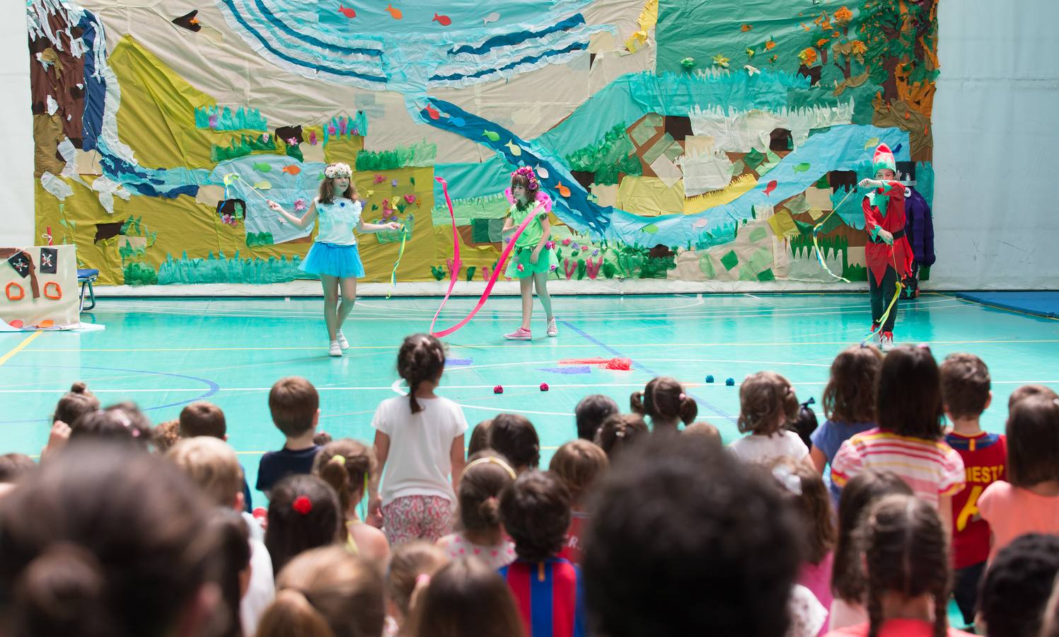 Alumnos, padres y profesores del CEIP Las Gaunas Logroño disfruta de un espectaculo circense protagonizado por escolares del centro