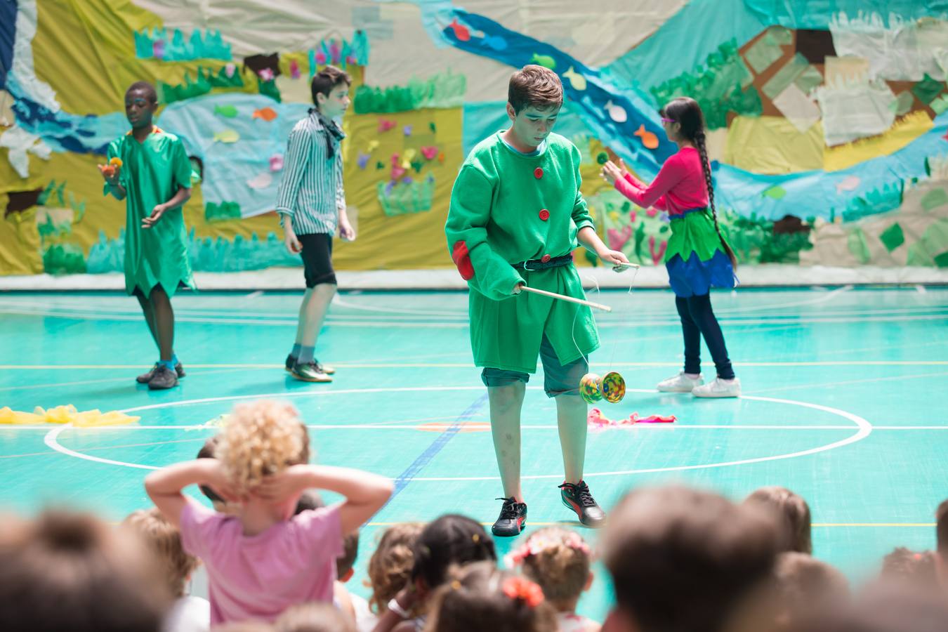 Alumnos, padres y profesores del CEIP Las Gaunas Logroño disfruta de un espectaculo circense protagonizado por escolares del centro