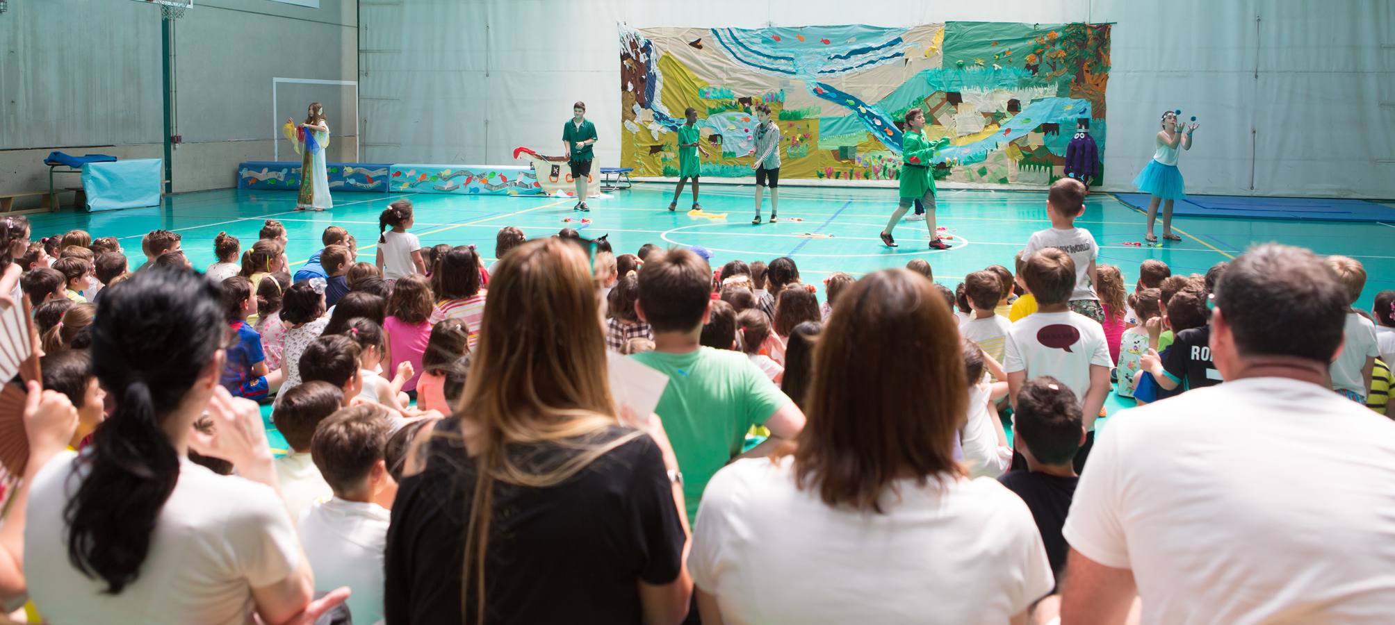 Alumnos, padres y profesores del CEIP Las Gaunas Logroño disfruta de un espectaculo circense protagonizado por escolares del centro