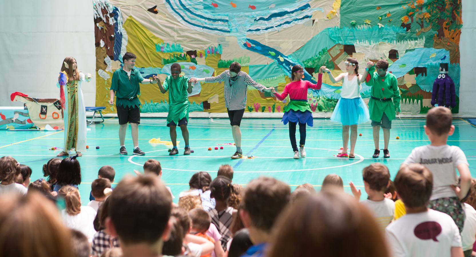 Alumnos, padres y profesores del CEIP Las Gaunas Logroño disfruta de un espectaculo circense protagonizado por escolares del centro