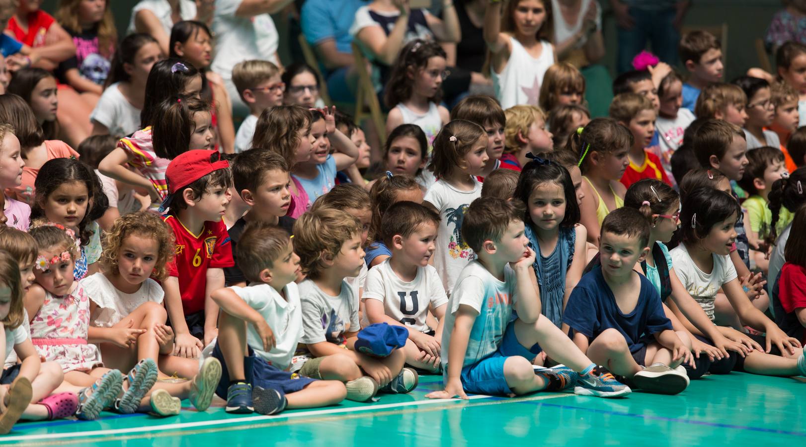 Alumnos, padres y profesores del CEIP Las Gaunas Logroño disfruta de un espectaculo circense protagonizado por escolares del centro