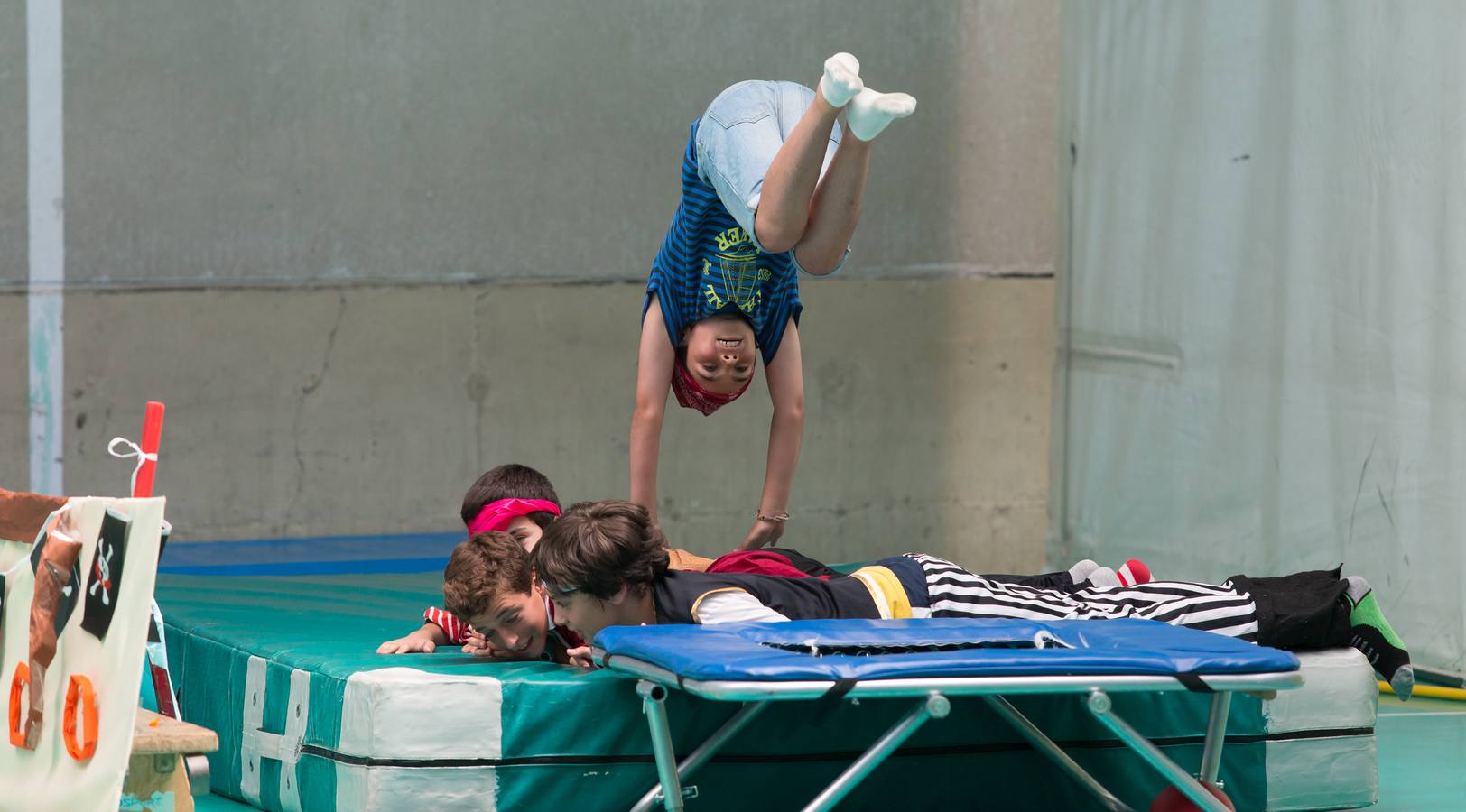 Alumnos, padres y profesores del CEIP Las Gaunas Logroño disfruta de un espectaculo circense protagonizado por escolares del centro