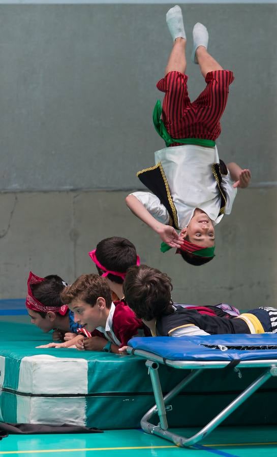 Alumnos, padres y profesores del CEIP Las Gaunas Logroño disfruta de un espectaculo circense protagonizado por escolares del centro