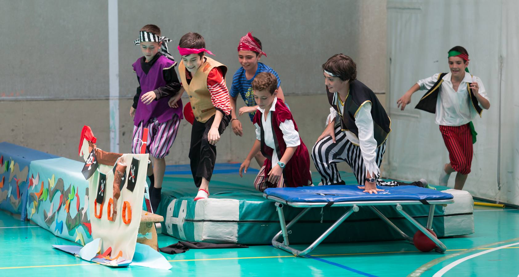 Alumnos, padres y profesores del CEIP Las Gaunas Logroño disfruta de un espectaculo circense protagonizado por escolares del centro