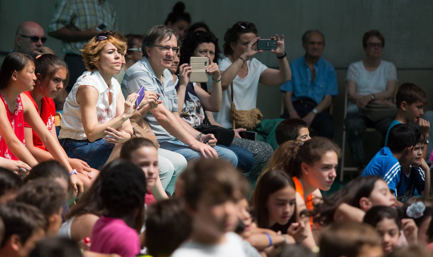 Alumnos, padres y profesores del CEIP Las Gaunas Logroño disfruta de un espectaculo circense protagonizado por escolares del centro