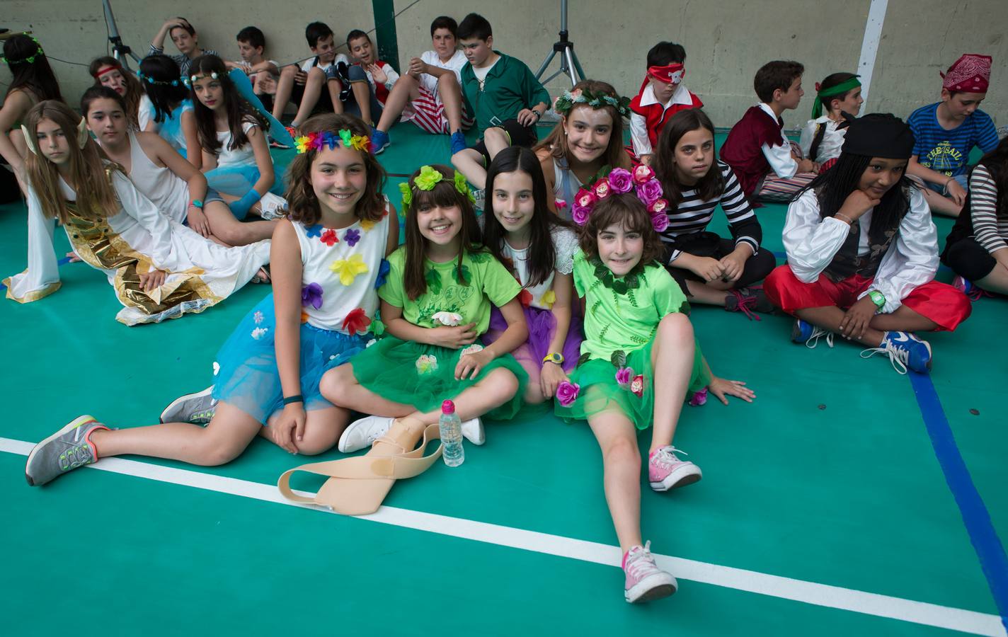 Alumnos, padres y profesores del CEIP Las Gaunas Logroño disfruta de un espectaculo circense protagonizado por escolares del centro