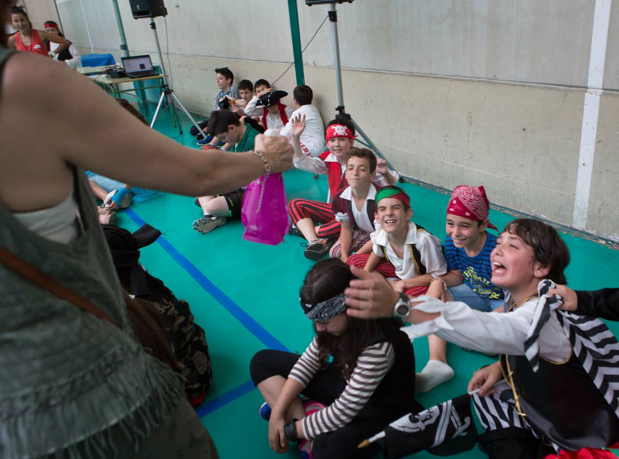 Alumnos, padres y profesores del CEIP Las Gaunas Logroño disfruta de un espectaculo circense protagonizado por escolares del centro