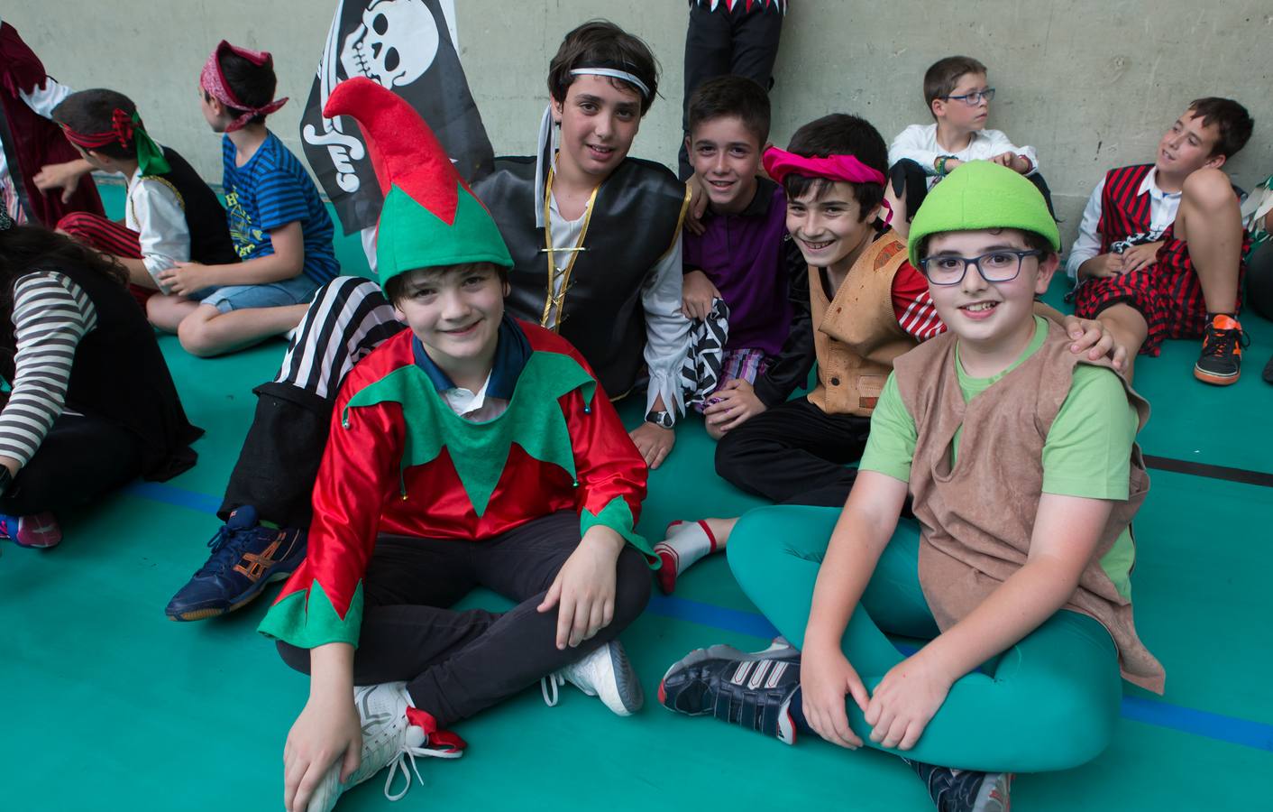 Alumnos, padres y profesores del CEIP Las Gaunas Logroño disfruta de un espectaculo circense protagonizado por escolares del centro