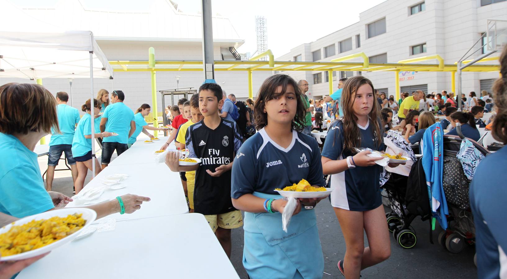 Paellada en la fiesta de fin de curso de Maristas