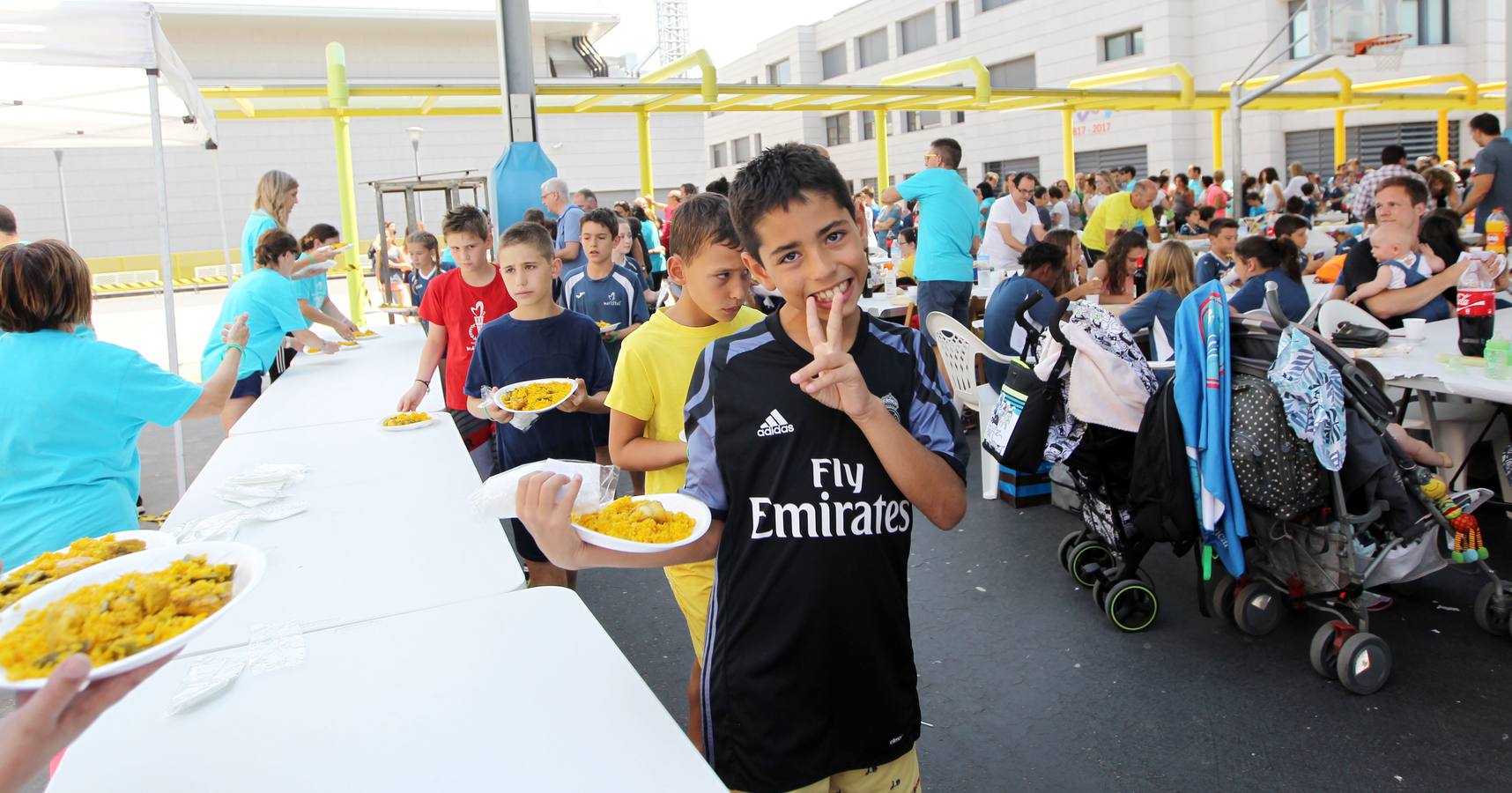 Paellada en la fiesta de fin de curso de Maristas