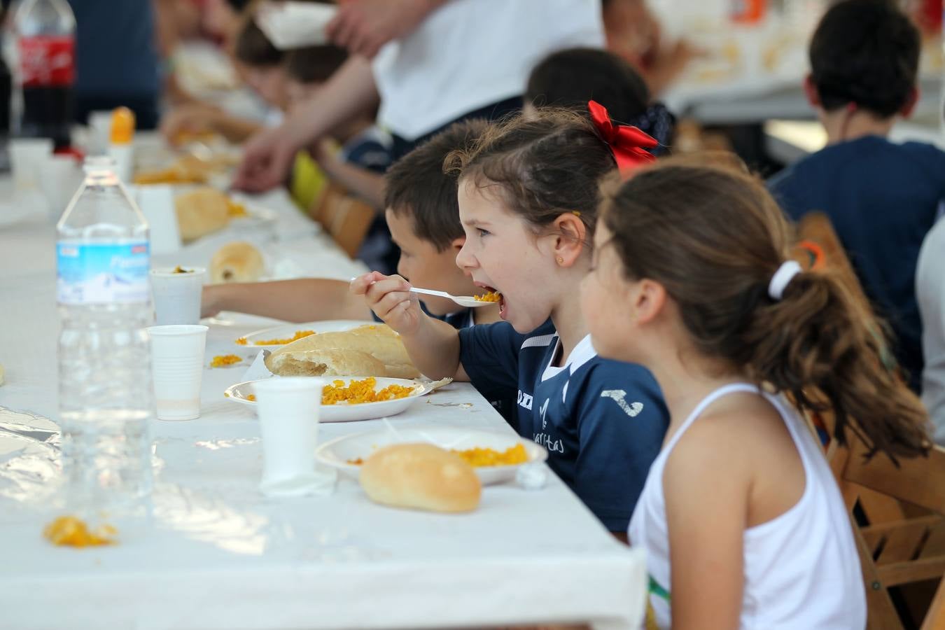 Paellada en la fiesta de fin de curso de Maristas