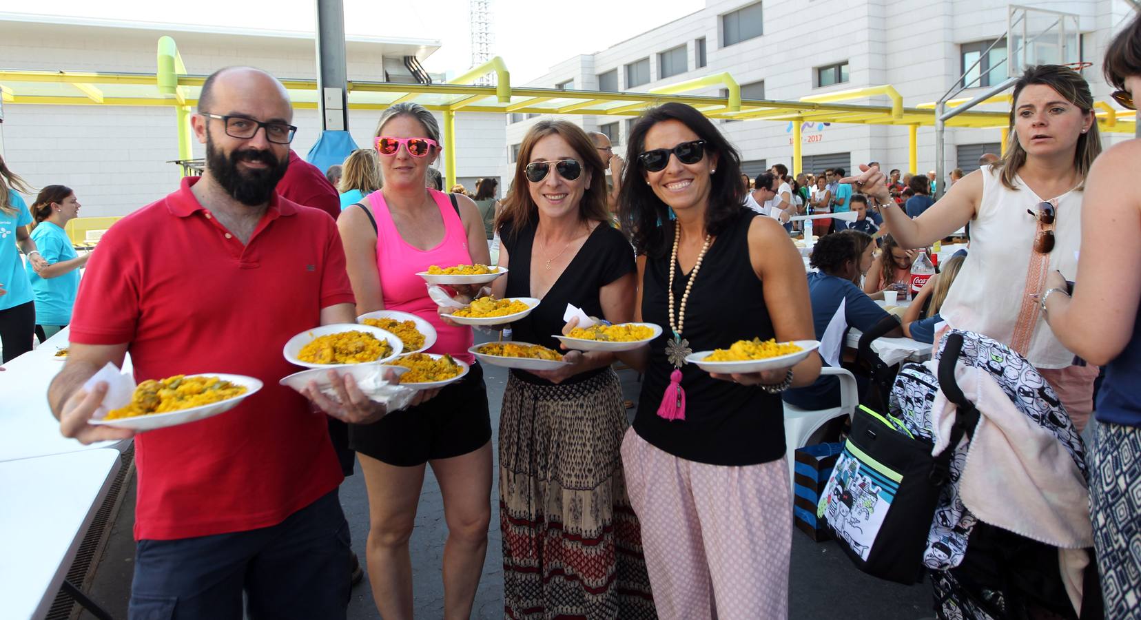 Paellada en la fiesta de fin de curso de Maristas