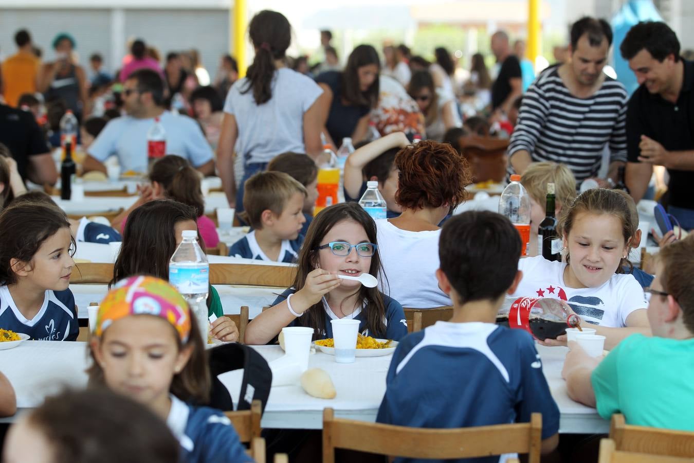 Paellada en la fiesta de fin de curso de Maristas