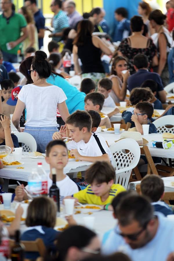 Paellada en la fiesta de fin de curso de Maristas