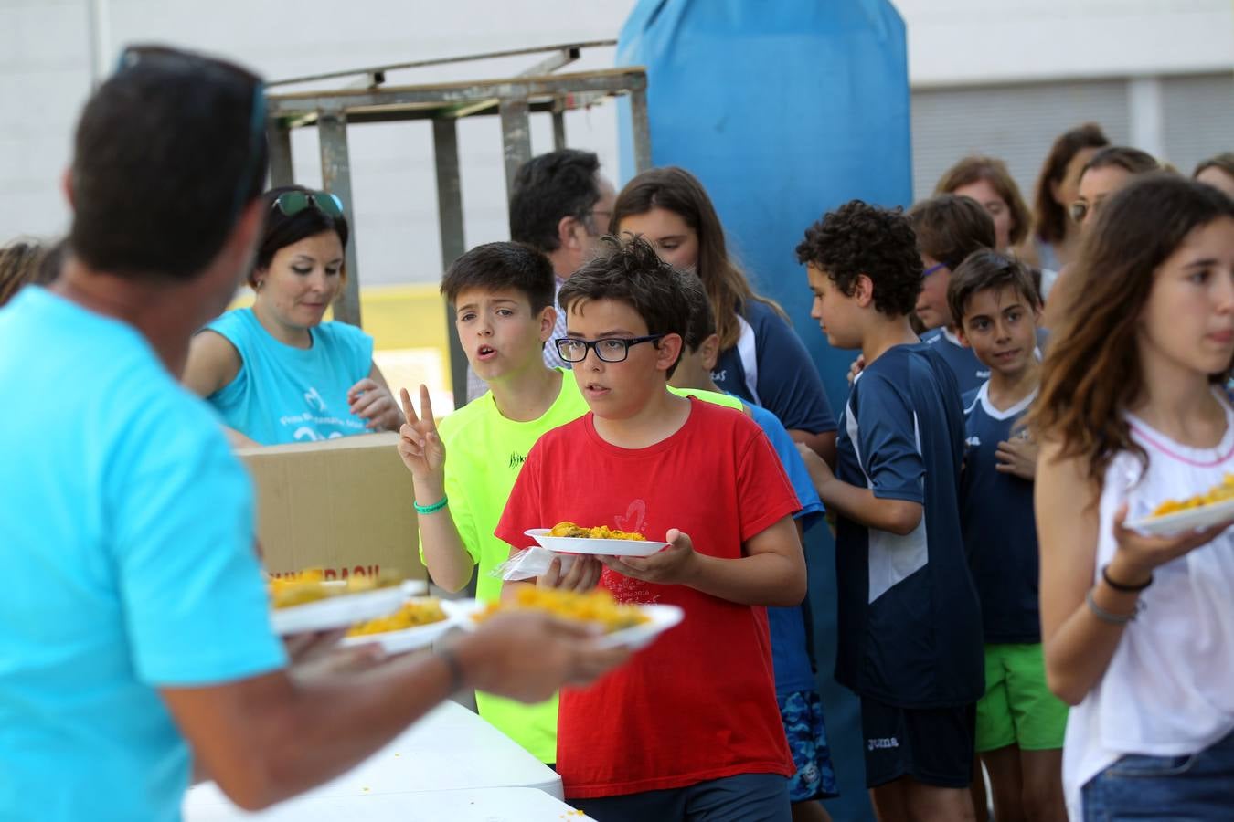 Paellada en la fiesta de fin de curso de Maristas